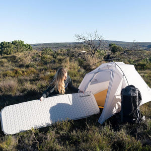 Naturehike Könnyen Felfújható Kempingmatrac – 3,5 cm Vastag, Ultrakönnyű (490 g), Téglalap Forma, Világosszürke - BShopy