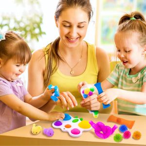 Család pop it és squishy játékokkal játszik