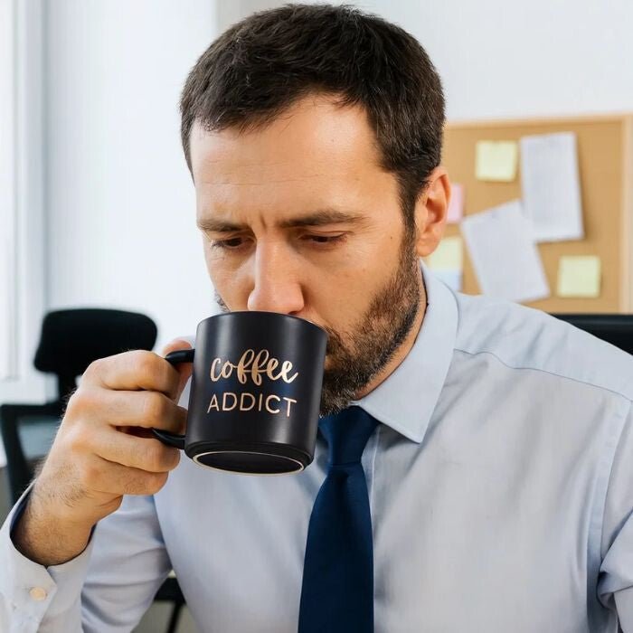 Coffee Addict Feliratos Kerámia Bögre - 410 ml, Fekete Szín Arany Felirattal - BShopy