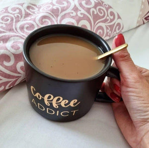 Coffee Addict Feliratos Kerámia Bögre - 410 ml, Fekete Szín Arany Felirattal - BShopy